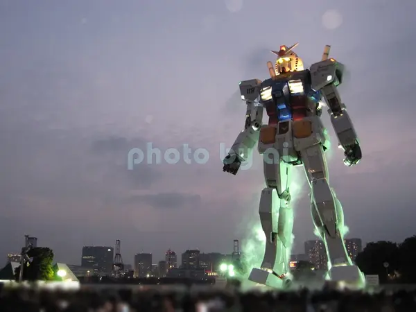 夕暮れ時のガンダム