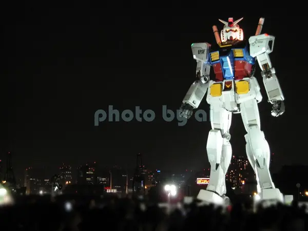 夜のガンダム