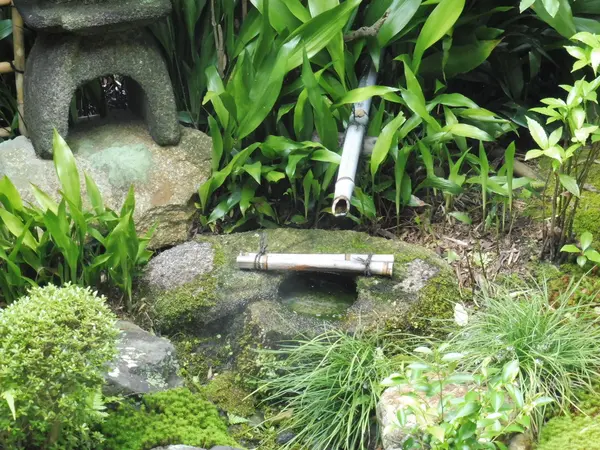 勾玉の手水鉢