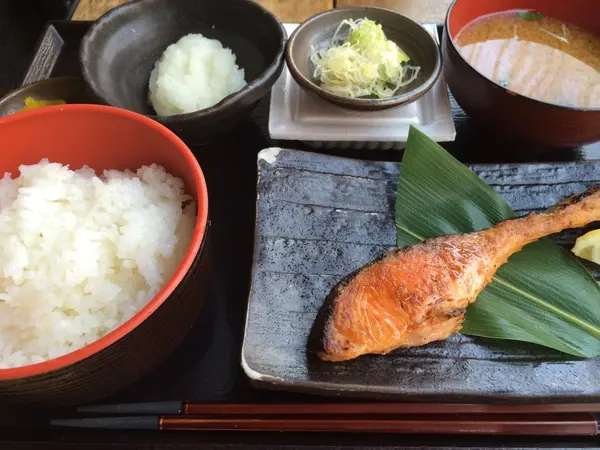 銀しゃけの塩焼き定食