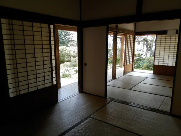 邸内