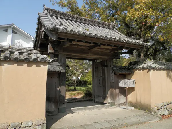 藩校の門