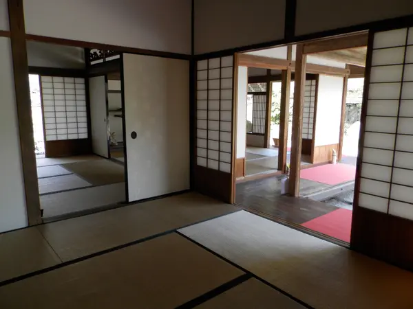 邸内