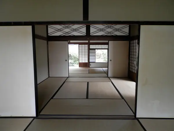 邸内