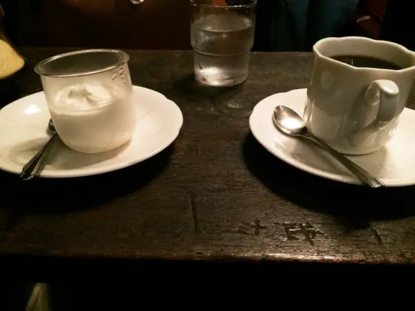 大胆なブランデーコーヒーと自家製ケーキ