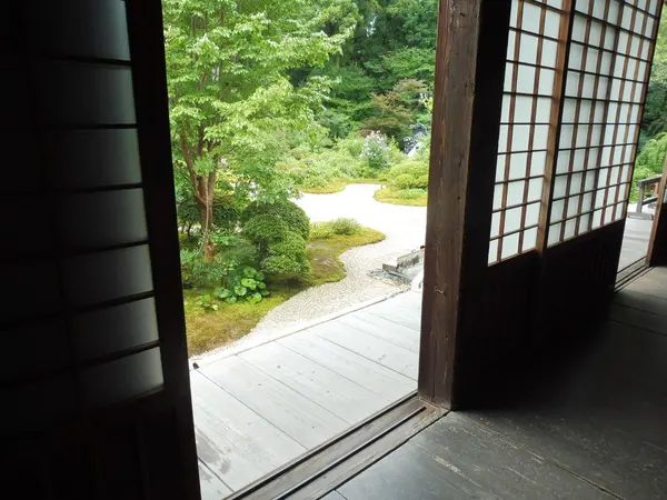 鴬張りの廊下