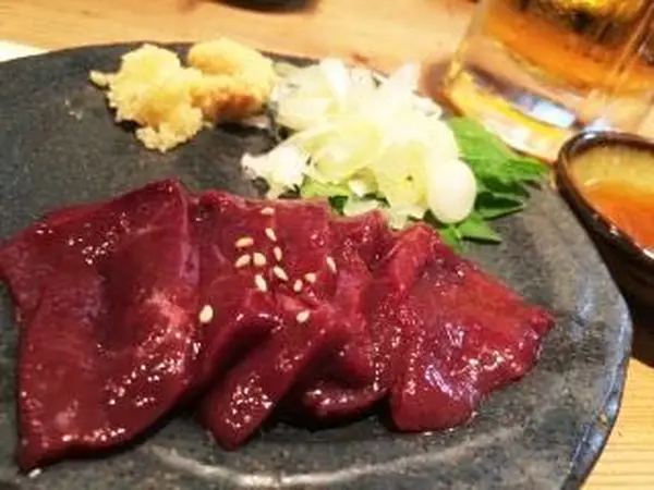 巷ではレアな生レバーも販売してます♪