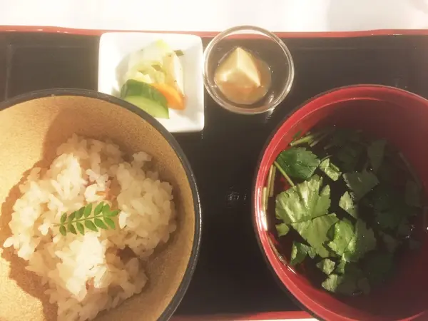 〆の梅と山椒の炊き込み御飯