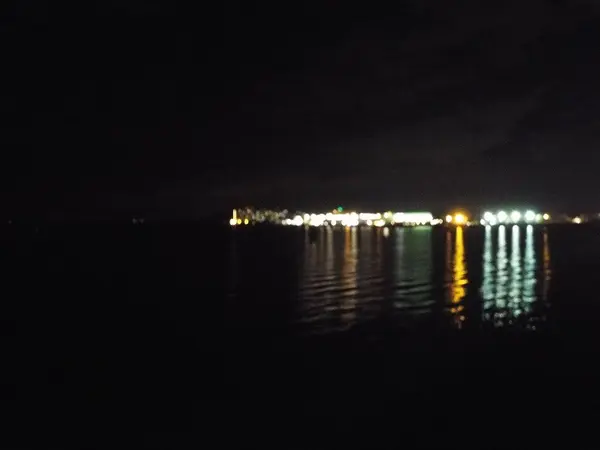 湖面から伸びる手