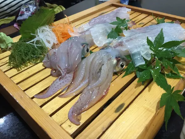イカの活き造りもうますぎる！