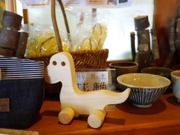 恐竜さんもちょっといます。