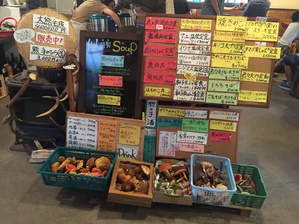 メニューです。ゲテモノが並んでますねw下に置いてあるのは毒きのこっぼいけど、ちゃんと食べられるそうです…