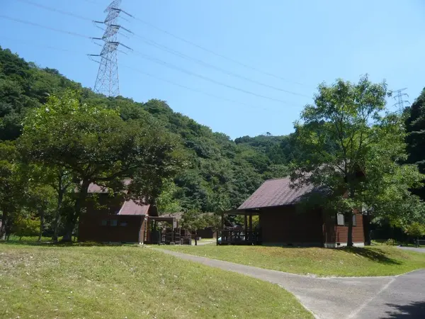 キャンプ村のバンガロー