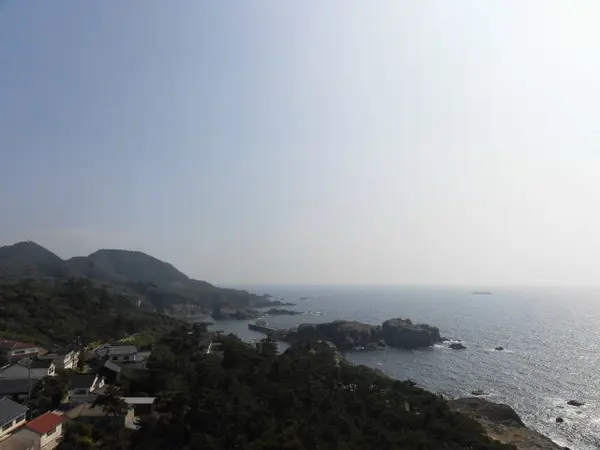 灯台の展望台から日本海沿岸を眺める。