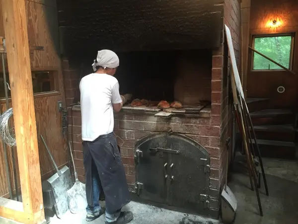 店内入るとそこには石釜が！