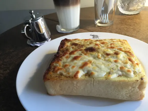 カフェオレとトースト