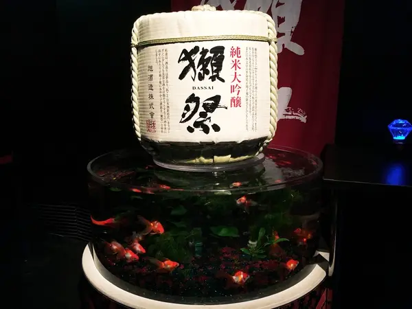 夜にはバーカウンターも