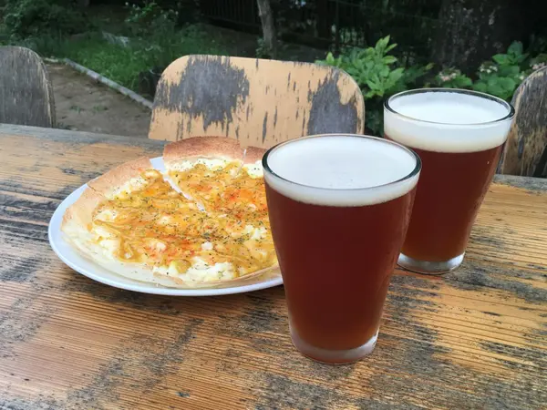 クリーム、ポテトとカレーのピザ
