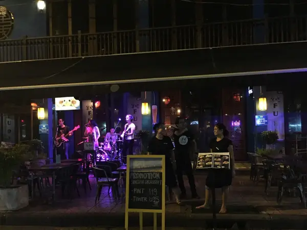夜はライブをしているbarがたっくさん。