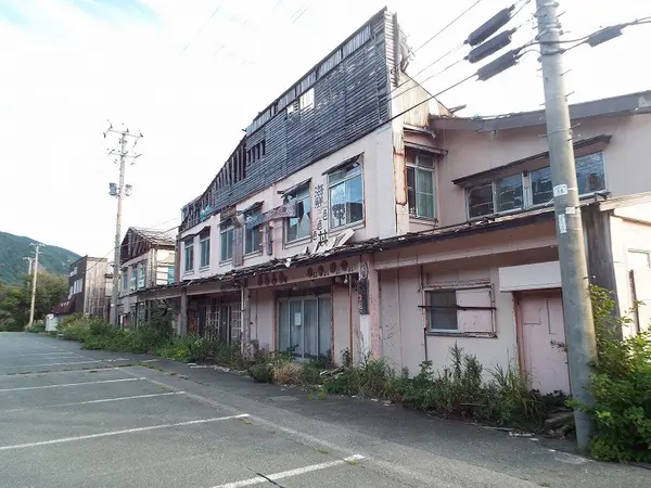 隣接する廃墟群