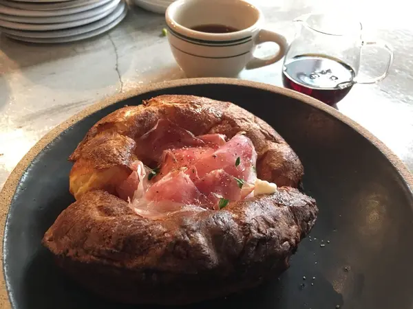 ダッチパンケーキ生ハムとブッラータ