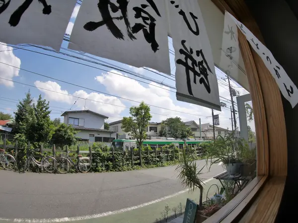 窓際からは世田谷線が見える