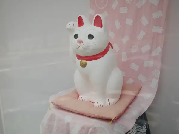 駅周辺の商店街も、猫、猫、猫！