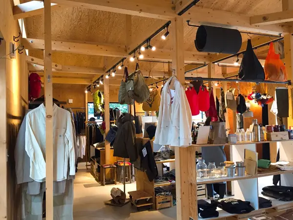 洋服から小物までセレクトされた品々
