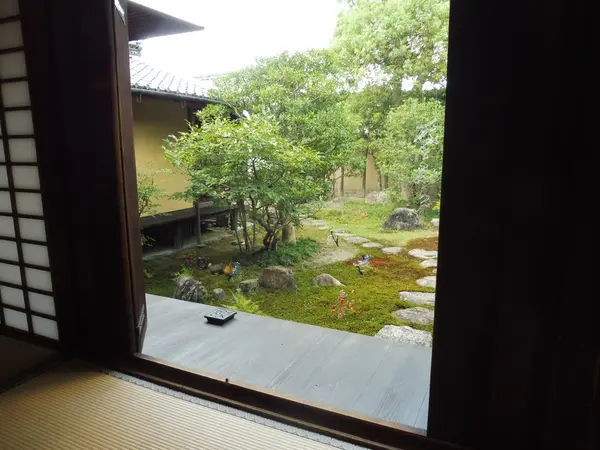 お庭を眺めてひと休み