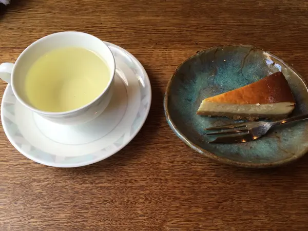 チーズケーキと貴重なお茶