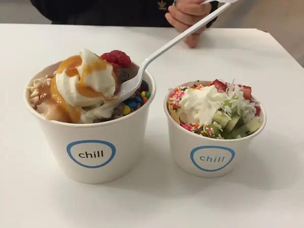 おすすめはプレーンのフローズンヨーグルトにトッピングすること！