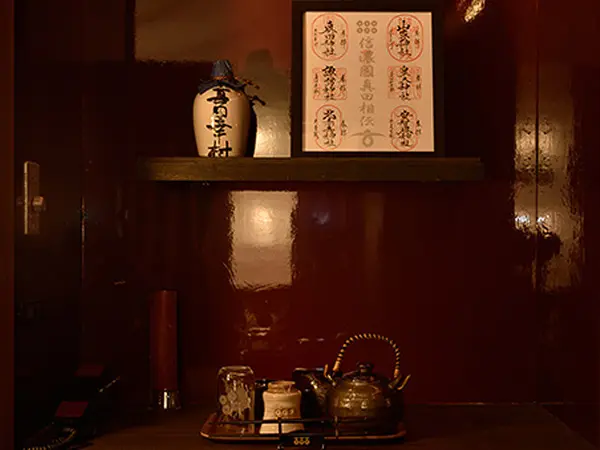 六文銭をあしらった湯飲みや金庫などテーマに合わせたアメニティ