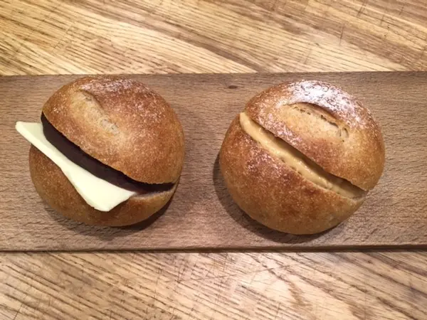 シンボルパン：十勝小豆と有塩バターの全粒まるパン