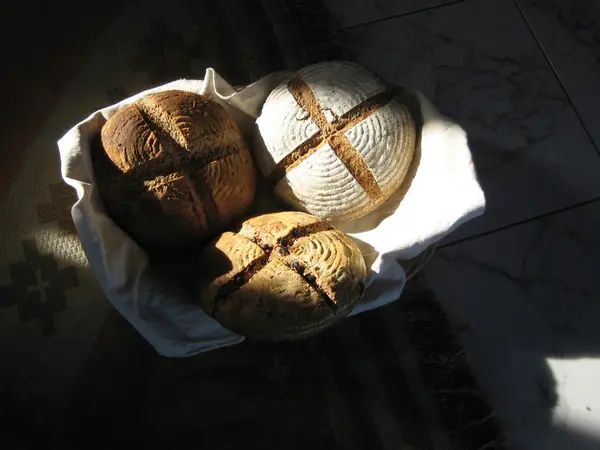 シンボルパン：自家栽培古代小麦（スペルト）のカンパーニュ