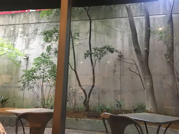 吹き抜けのテラス席