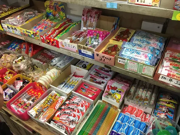 並べられた駄菓子たち