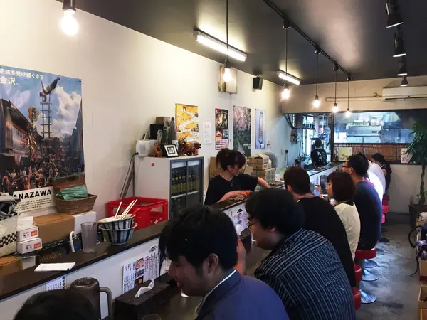 店内は全てカウンター席🍜