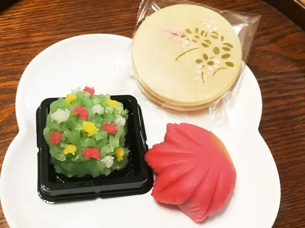 赤いもみじが目を引きますね、