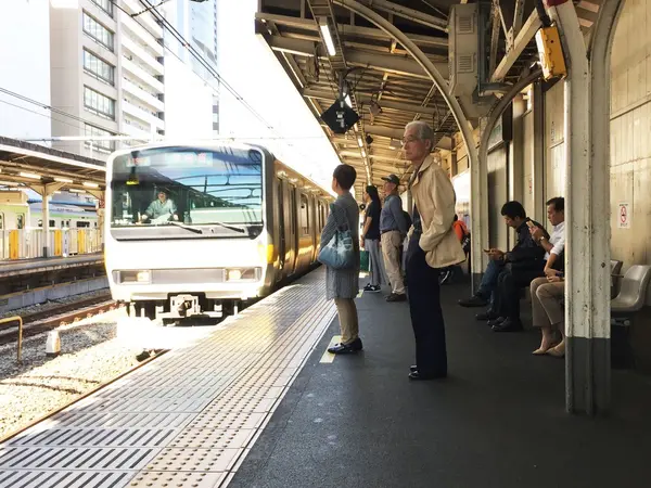電車が入ってきます