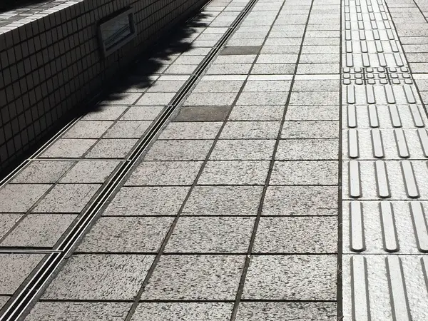 右の縁石