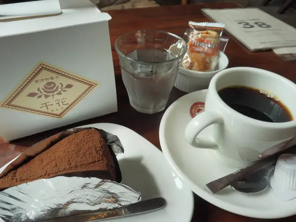”３８カフェ”にケーキを持ちこみ