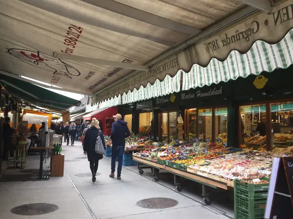 食料品・衣料品・立食レストラン、いろんなお店が立ち並ぶ
