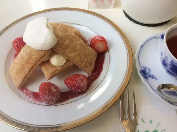 びっくり苺のサクサクパイ。