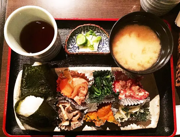 おにぎりと6種のおかず