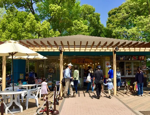 コンビニのようの品揃え充実した売店