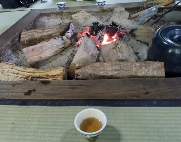 囲炉裏端で