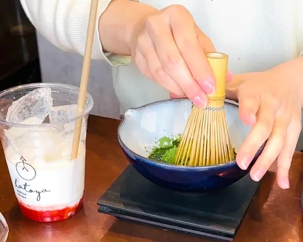 目の前でお抹茶をたててくれる