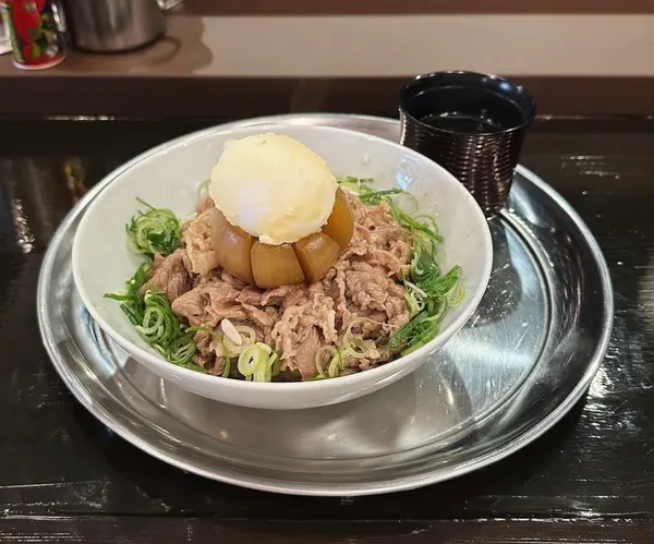 牛めし。玉ねぎ丸々一個乗ってます。