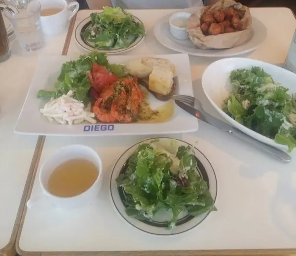 ガーリックシュリンプとサラダ