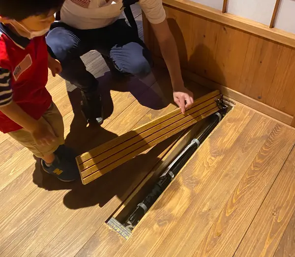 忍者屋敷では、隠し刀や…